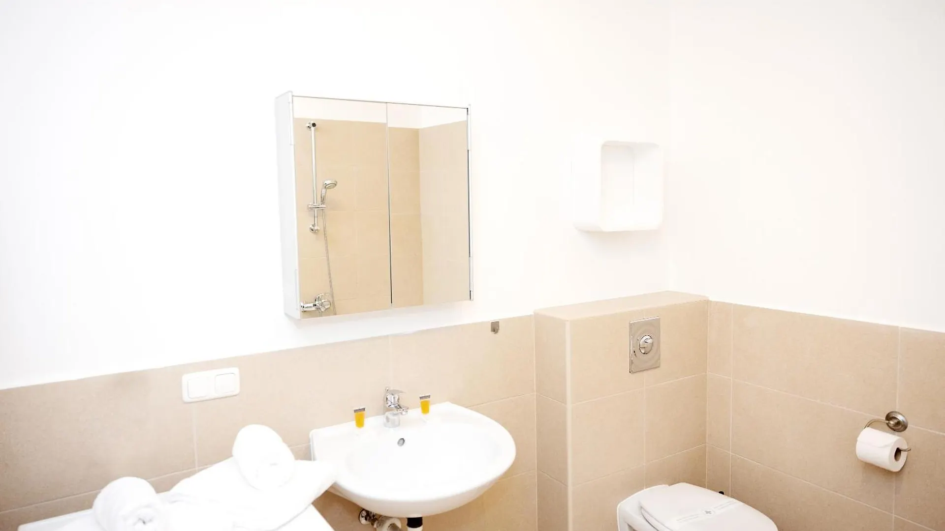 2 Bedroom Central Long-Term Apartment With Free Parking Vídeň
